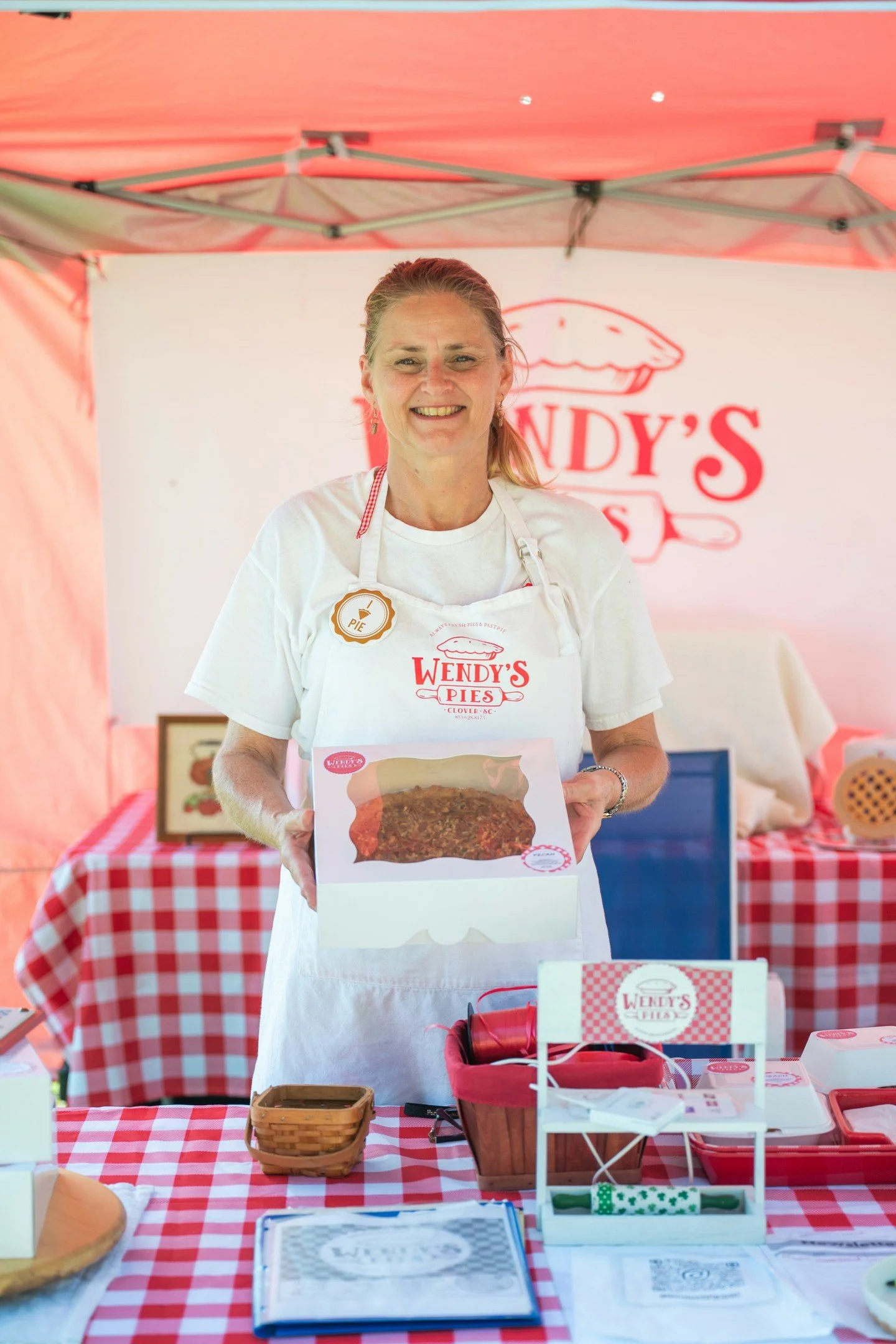 It's Small Business Saturday, and today on the blog I am featuring some of my favorite local businesses!  From a pie-maker and landscaper to a wedding planner and a couple of local flower farms, these are the small businesses who have so much heart, 