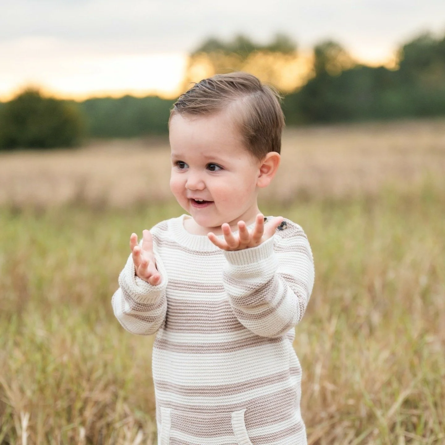 Happy December 6-7 Weekend!
*
Flashback to last month when I realized it wasn't the older kids who started 6-7ing in their Fall photos...it was the two year old...😂