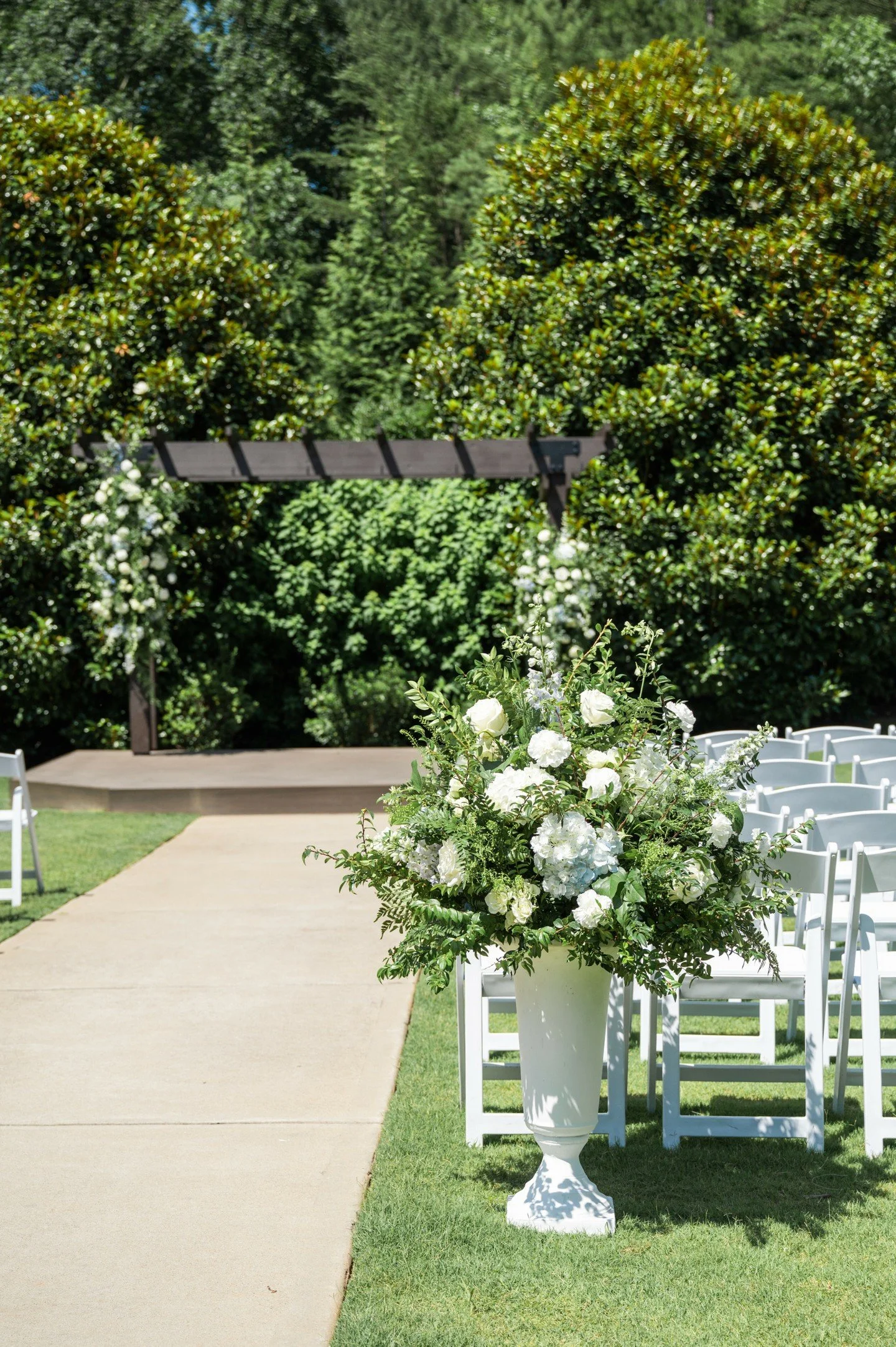 What a stunning ceremony space at the beautiful Sweet Magnolia Estate! 🌸✨ Tori Carter's wedding last summer was a dream come true, with every detail creating an enchanting atmosphere that perfectly complemented their love. Moments like these remind 