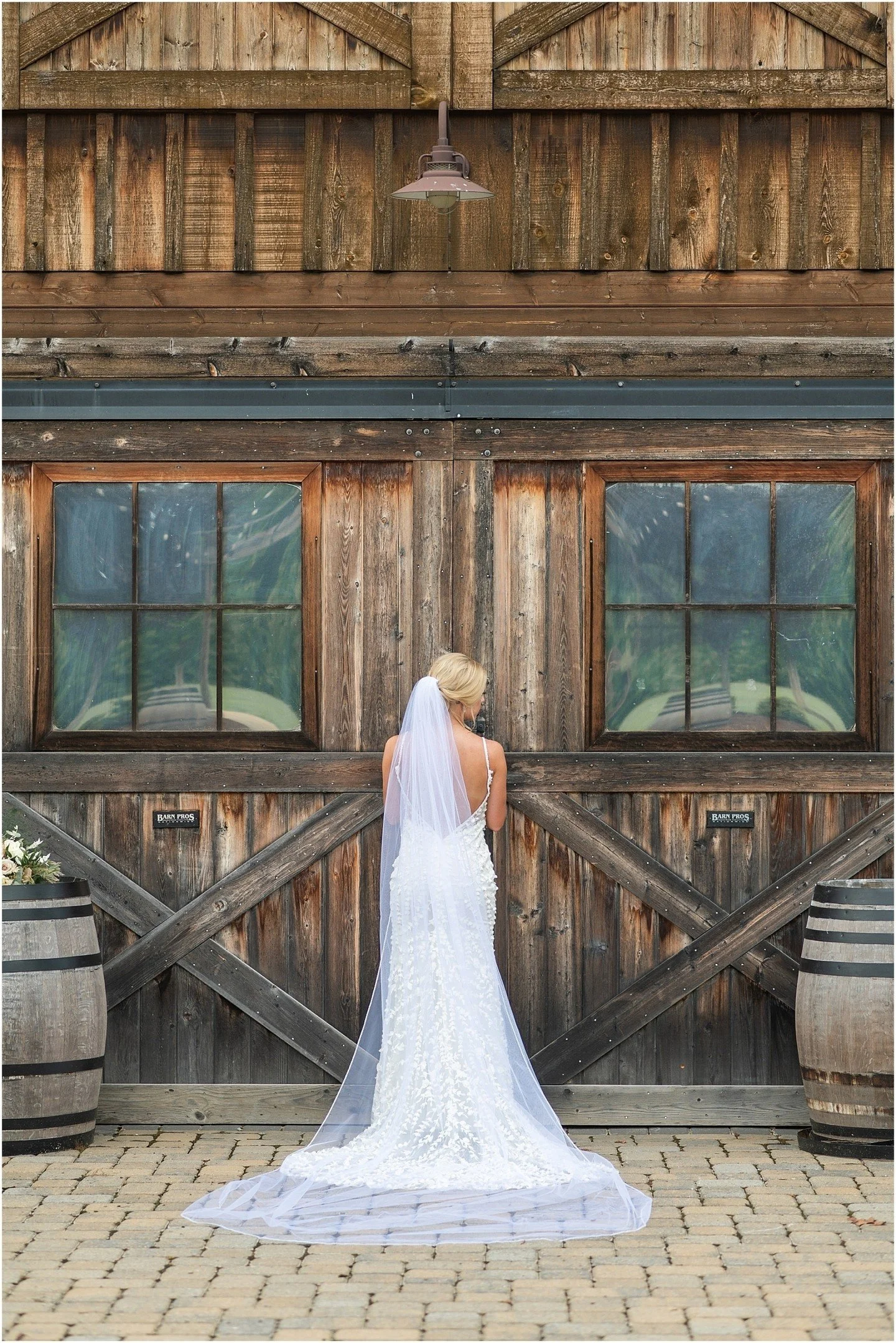 Every bride deserves to shine, and a bridal portrait session is the perfect way to capture that beauty! 🌸✨ This isn&rsquo;t just a photo; it&rsquo;s a celebration of a life-changing moment, showcasing your unique style and the intricate details of y
