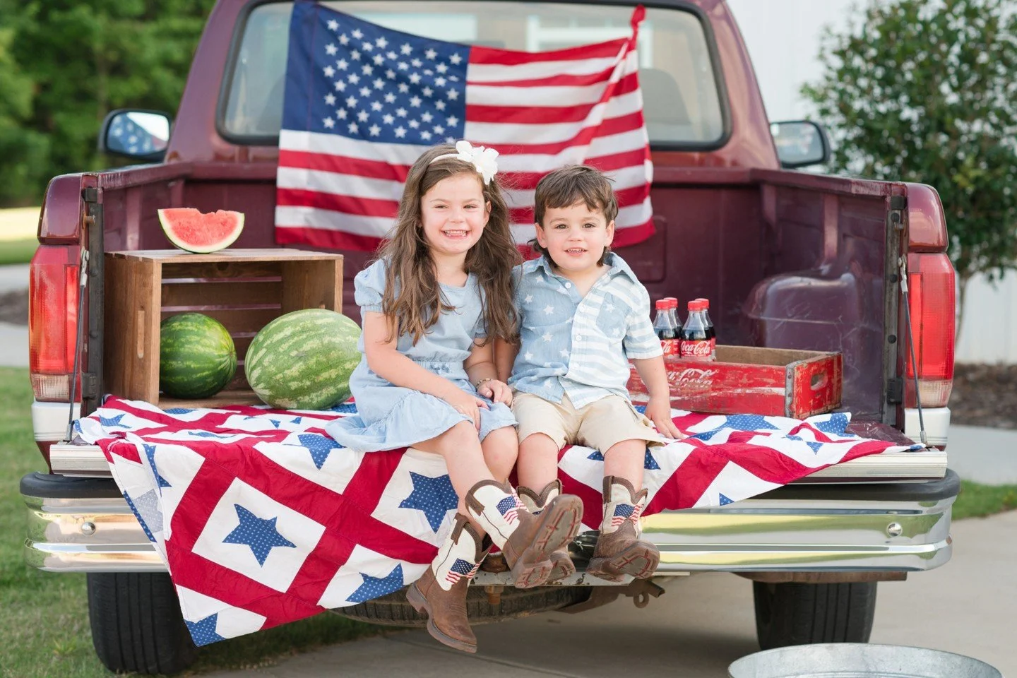 Throwback to three years ago (HOW has it been three years?!) when I got to collaborate with @harley.farms on our 'Merica Minis!  The May family joined us, dressed perfectly...and Dad didn't even realize he was dressed identical to a Bomb Pop until we