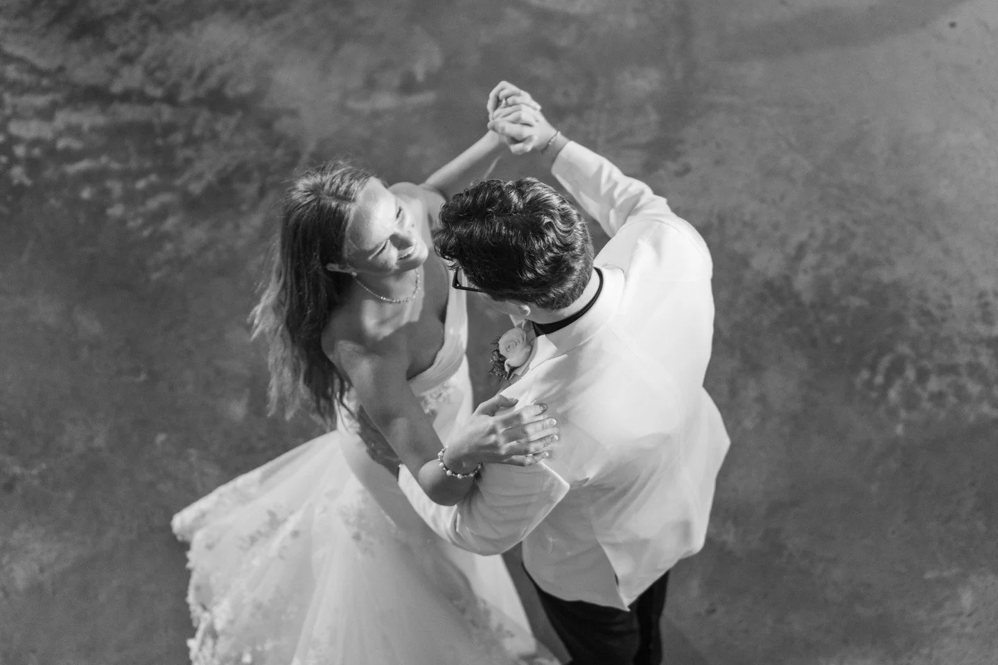Happy Anniversary, Ashleigh &amp; Adrian!  I hope you continue to dance through life with each other and your friends like you did on your wedding day! 💃🏻 💞

Venue | @belleviewmeadows
Coordinator | @chefigataevents
Photographer |@kimberly.cauble
S