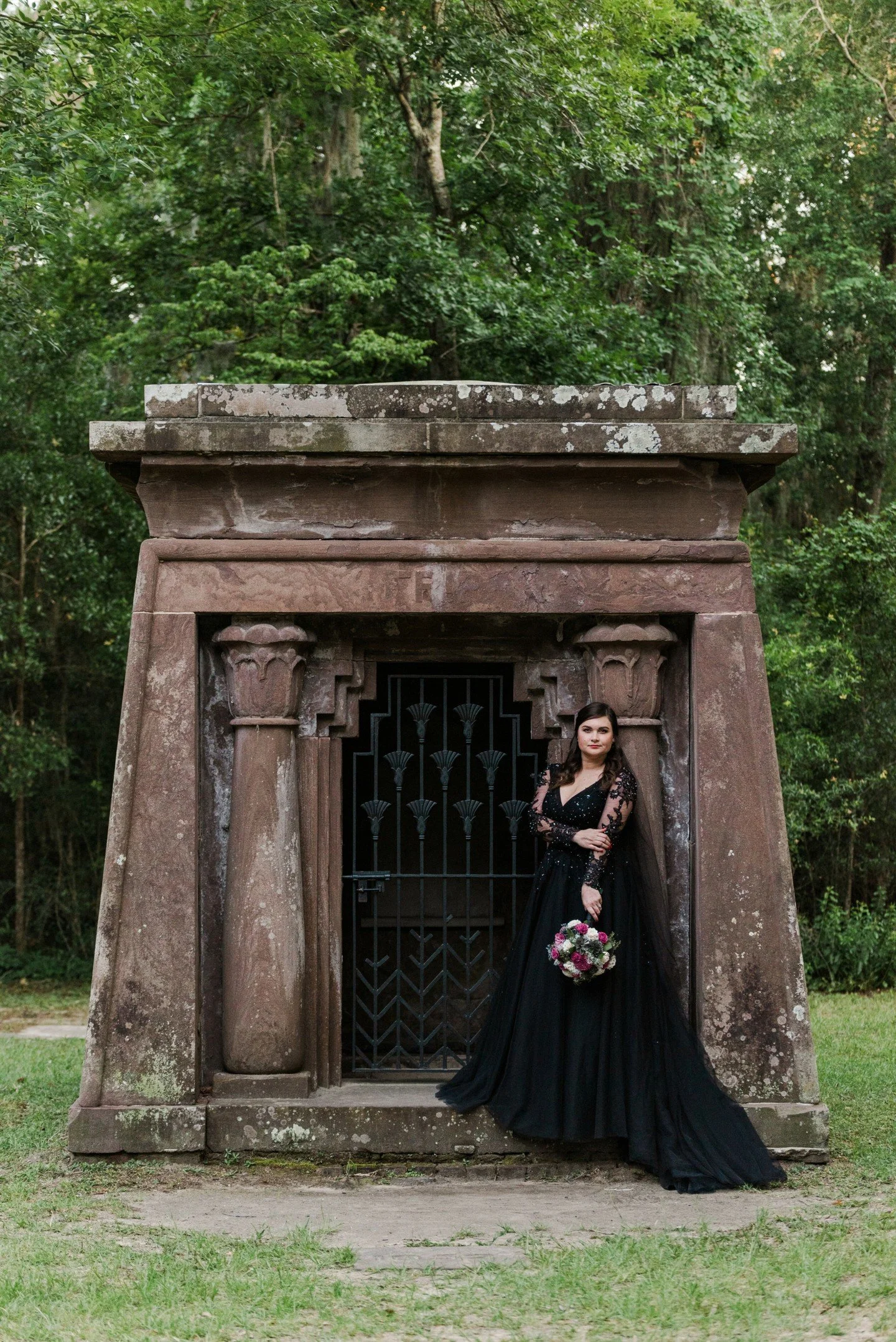 It's spooky season, so I can't pass up the opportunity to post a few of @jordanlhudson's bridal portraits.  This session was so much fun!

#kimberlycaublephotography #scweddingphotographer #beaufortweddingphotographer #hallowedding #blackweddingdress