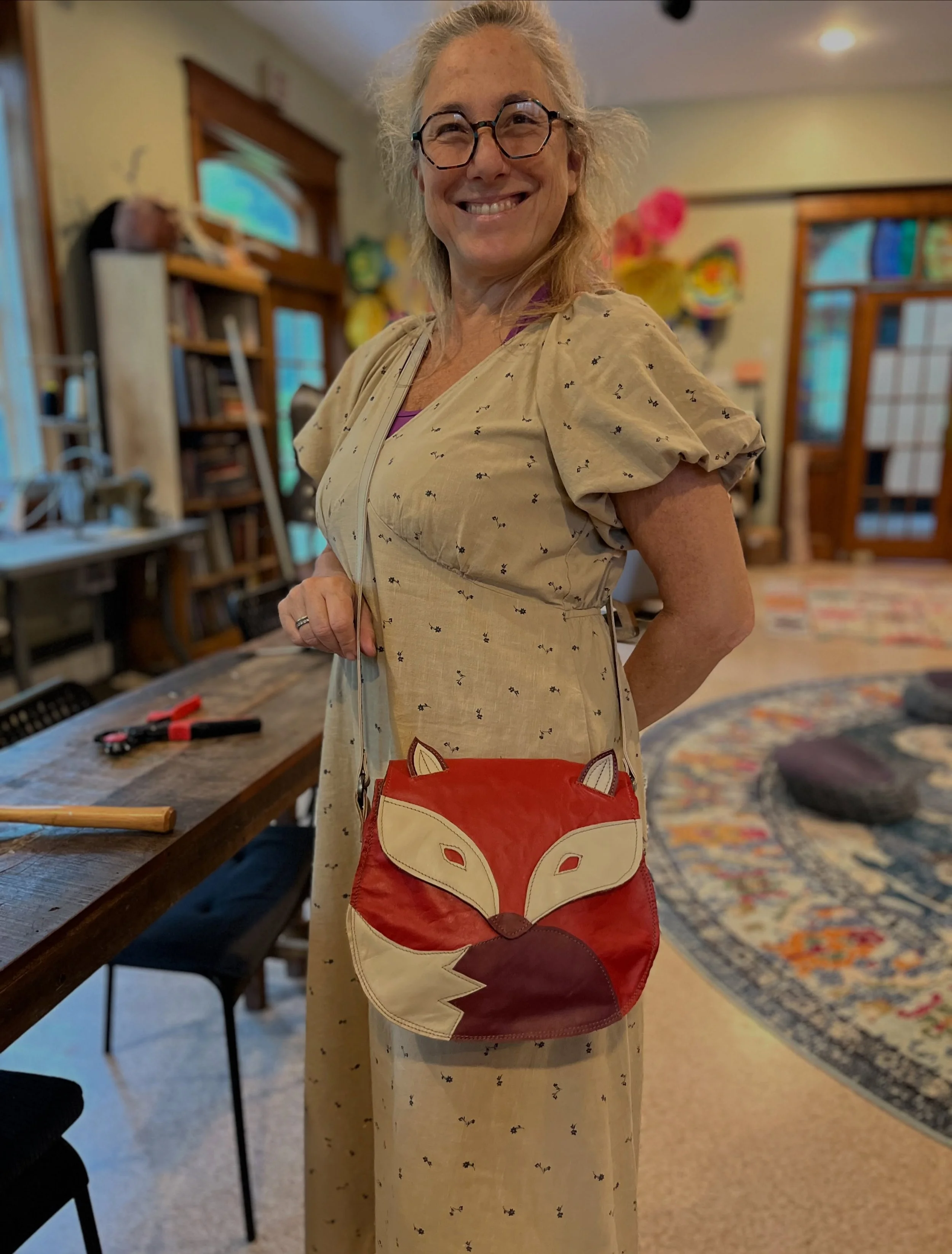 We are busy playing with patterns for a new line of leather bags for Artesania. More fun colorful pieces coming up! 🦊 Thank you for all the help @casayoja ❤️