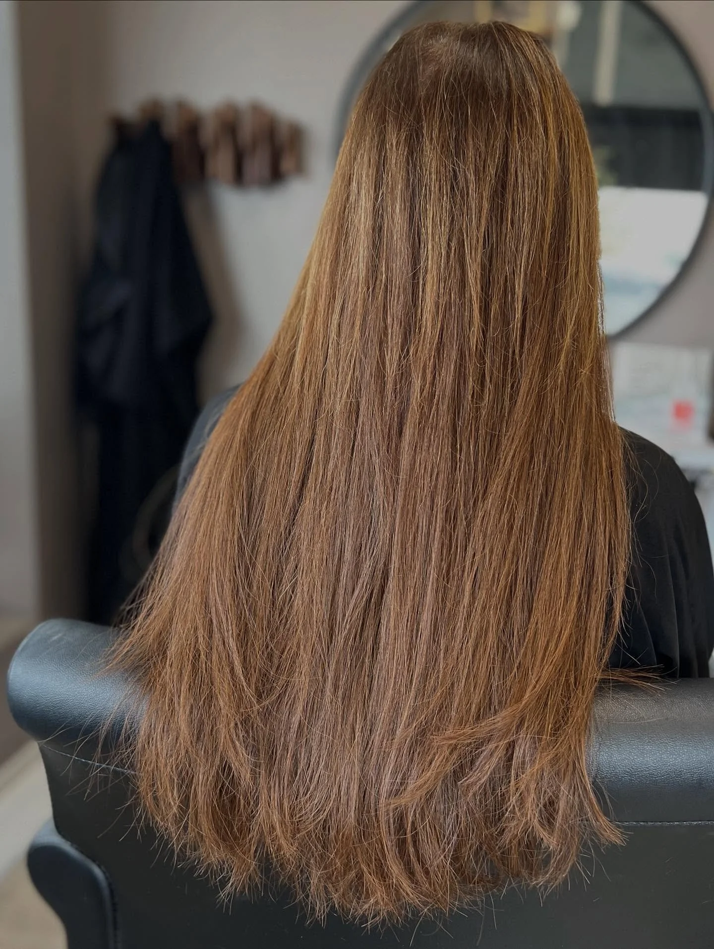 We are obsessed with @greatlengthscanada hair extensions, and for good reason! The quality, colors, and textures are unmatched. Great Lengths are known for their consistent thickness from top to bottom, which gives you incredible volume and length. B