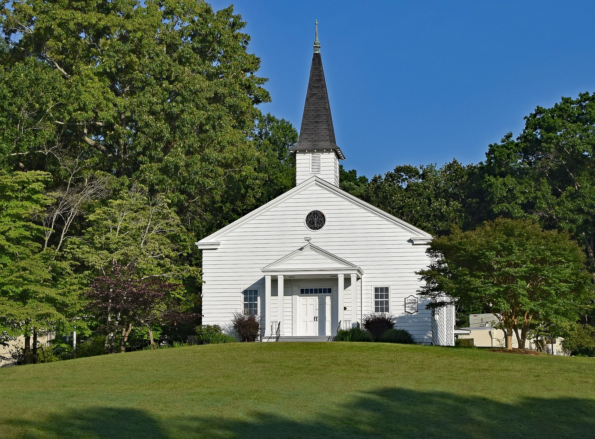 country-church-2413911_1920.jpg