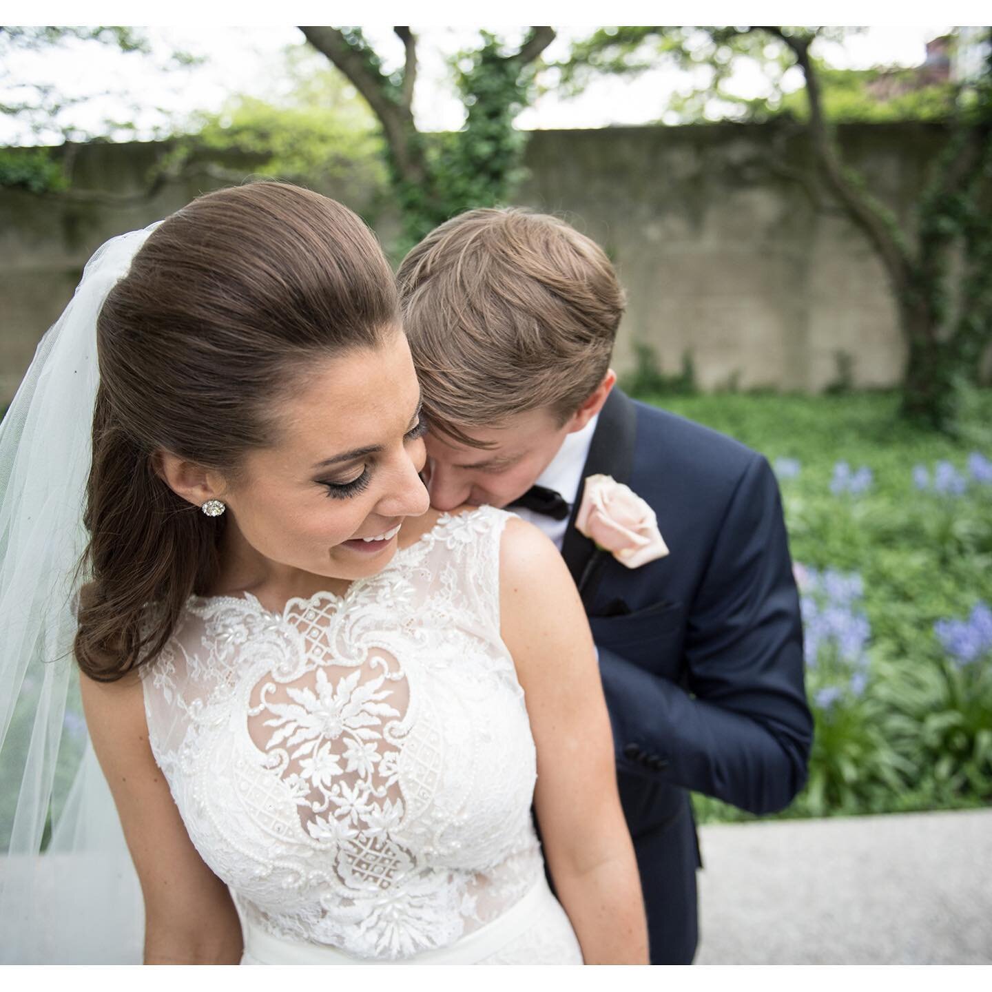 Such a cute moment&hearts;️ #bridalmakeup#bridalmua#airbrushmakeup#chicagomua#onlocationweddingmakeup#temptupro#temptuairbrushmakeup#newlenoxmakeupartist#juliemunnmakeup#juliemunnmakeupartist#weddingwire#theknot#airbrushmakeupartist#manhattanmakeupar