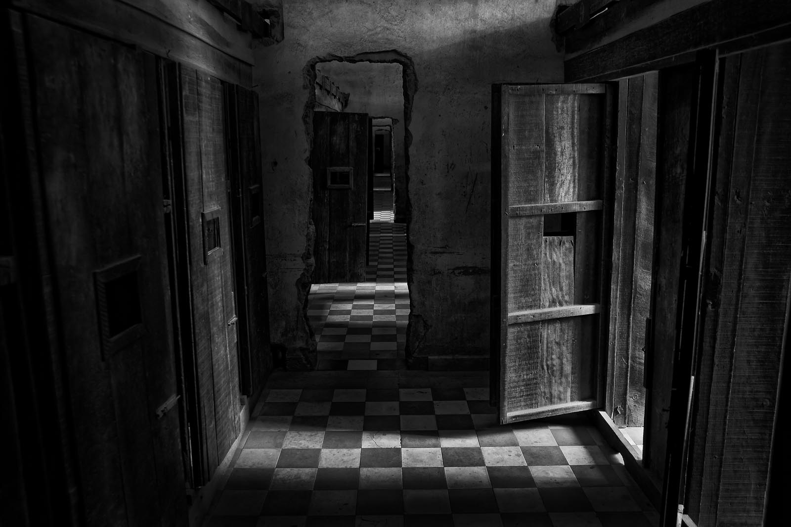 Tuol_Sleng_Genocide_Museum_Cambodia_007.jpg