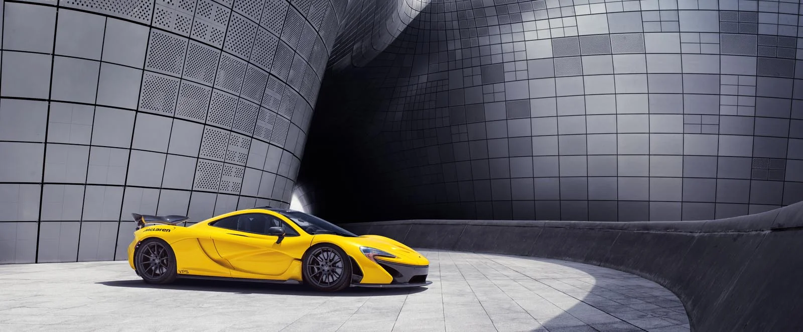 McLaren_P1_Dongdaemun_Design_Plaza_001.jpg
