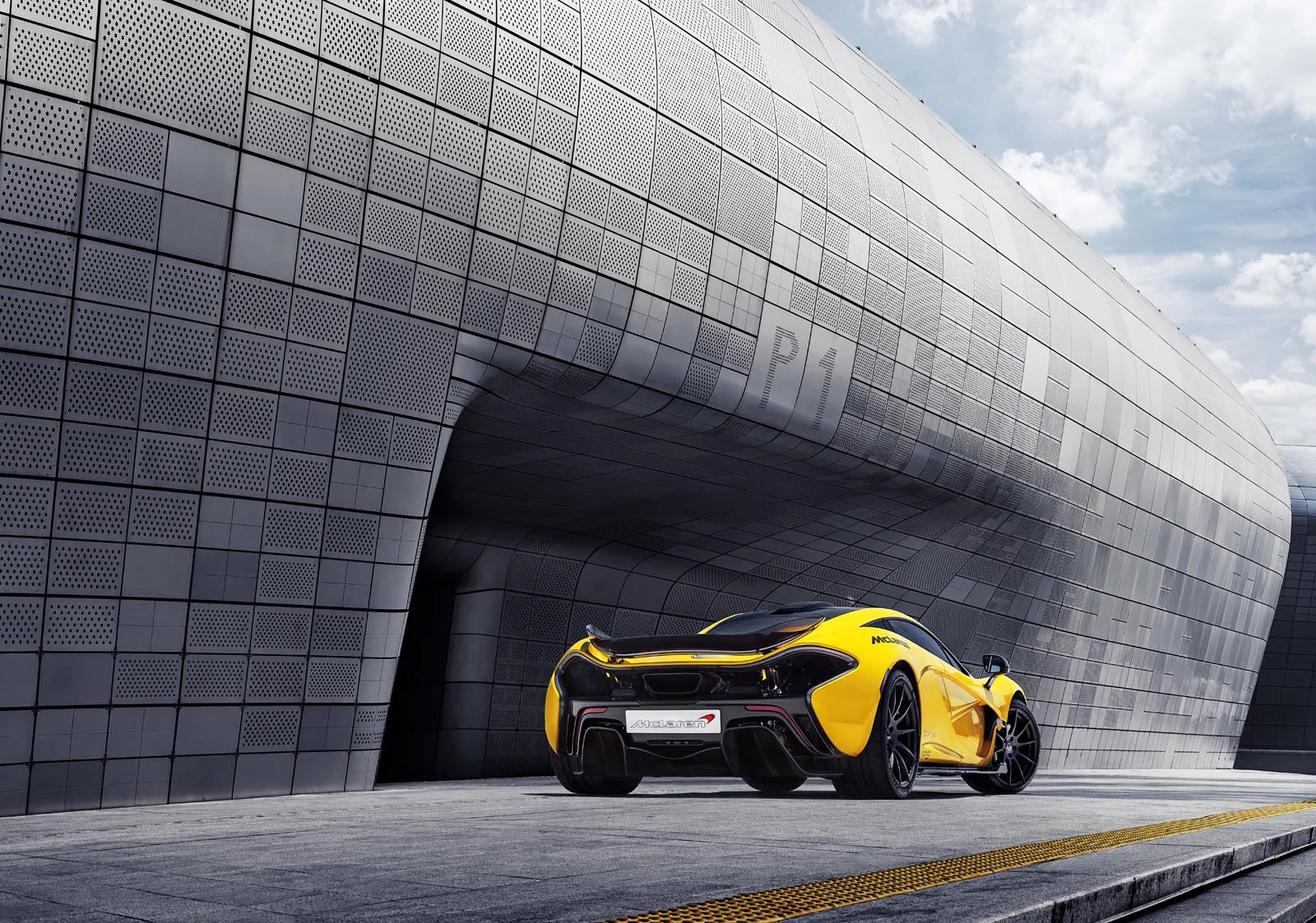 McLaren_P1_Dongdaemun_Design_Plaza_002.jpg