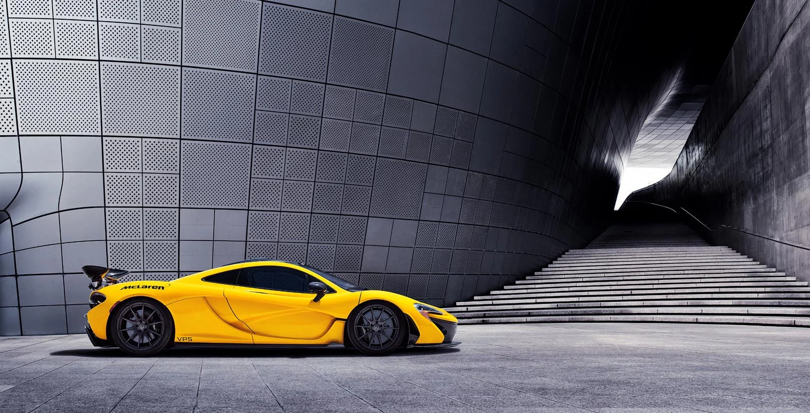 McLaren_P1_Dongdaemun_Design_Plaza_003.jpg