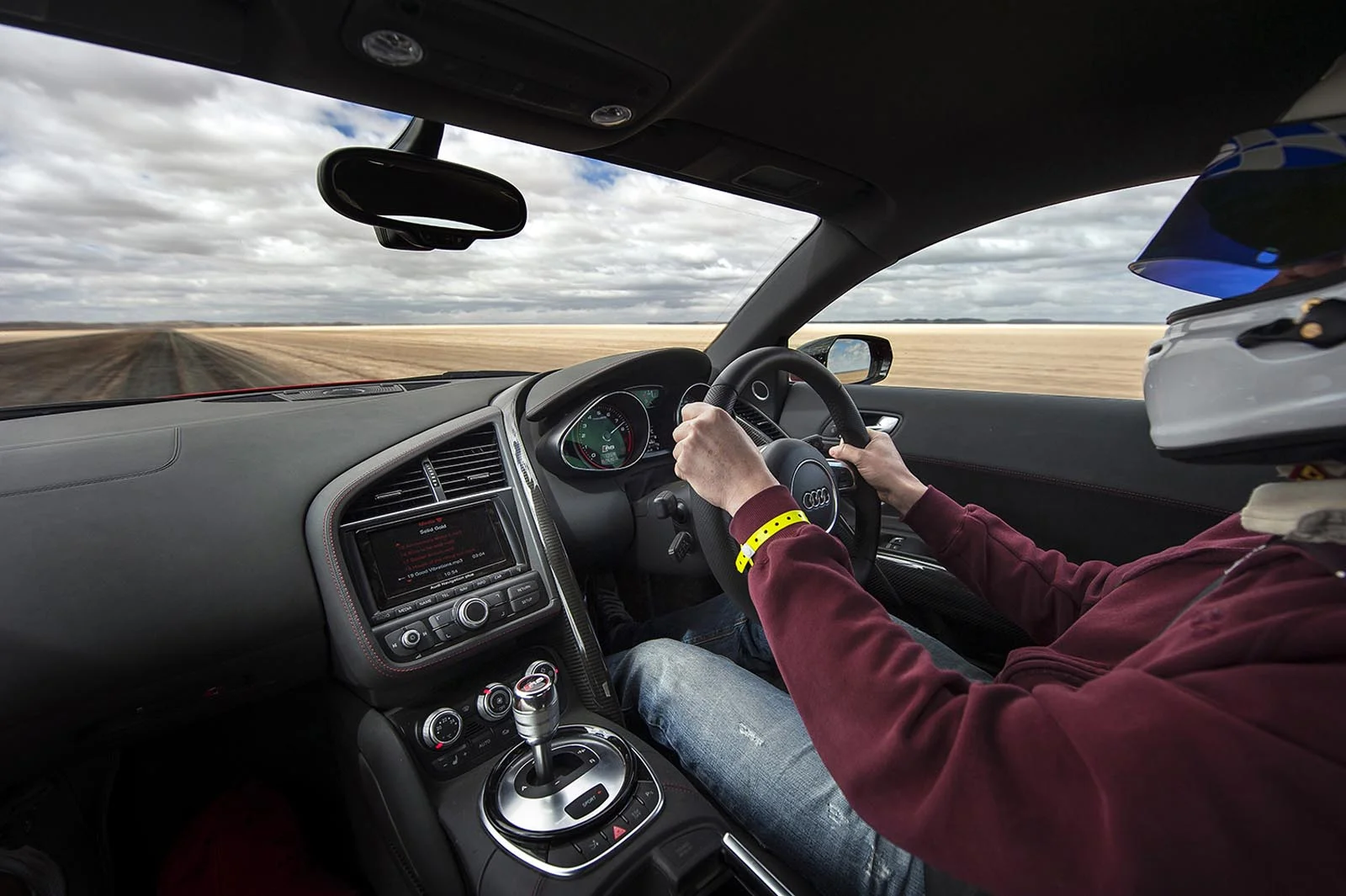 Audi_R8_V10_Kalahari_Desert_006.jpg