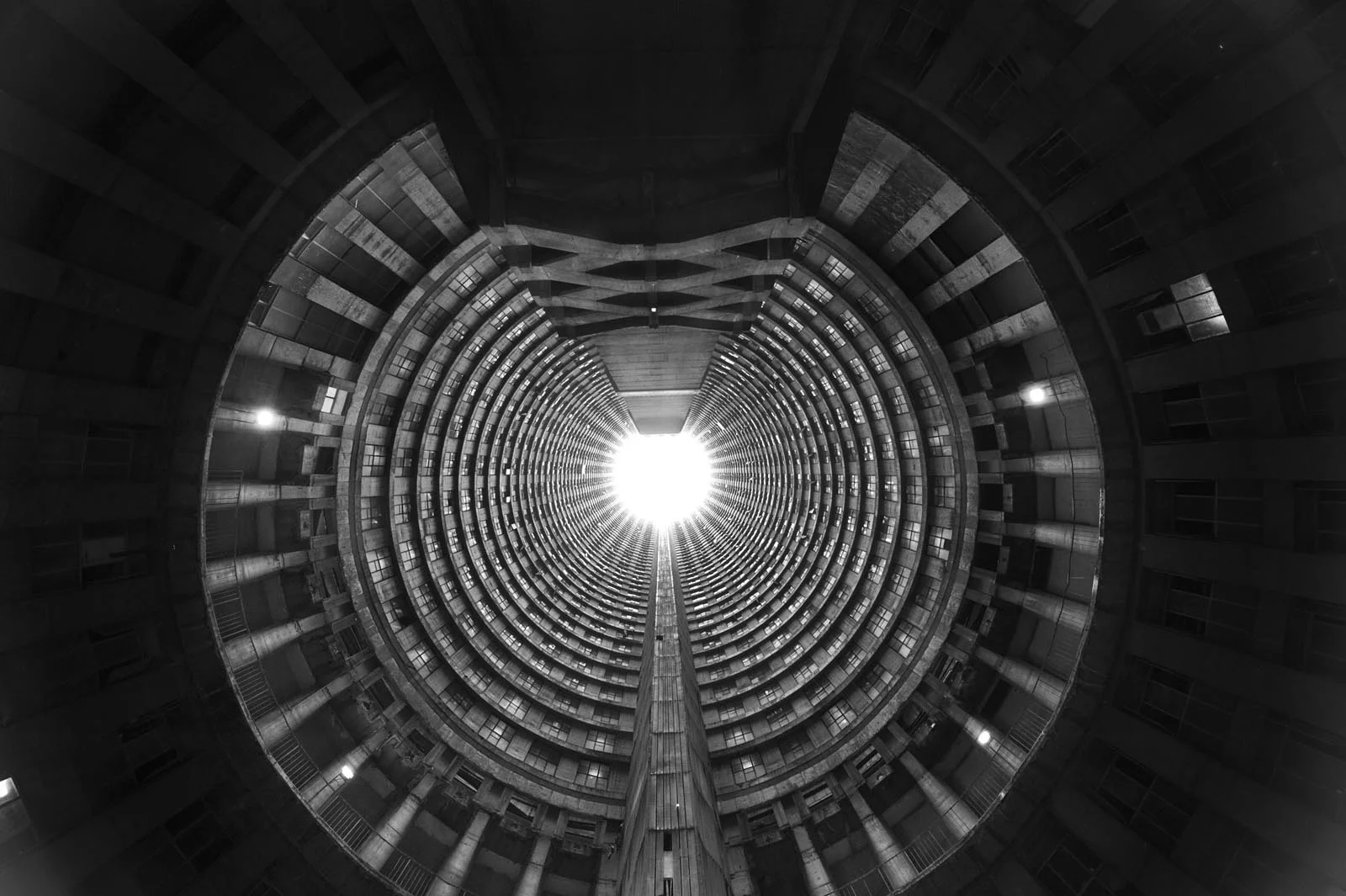 Ponte_Tower_Johannesburg_South_Africa_002.jpg
