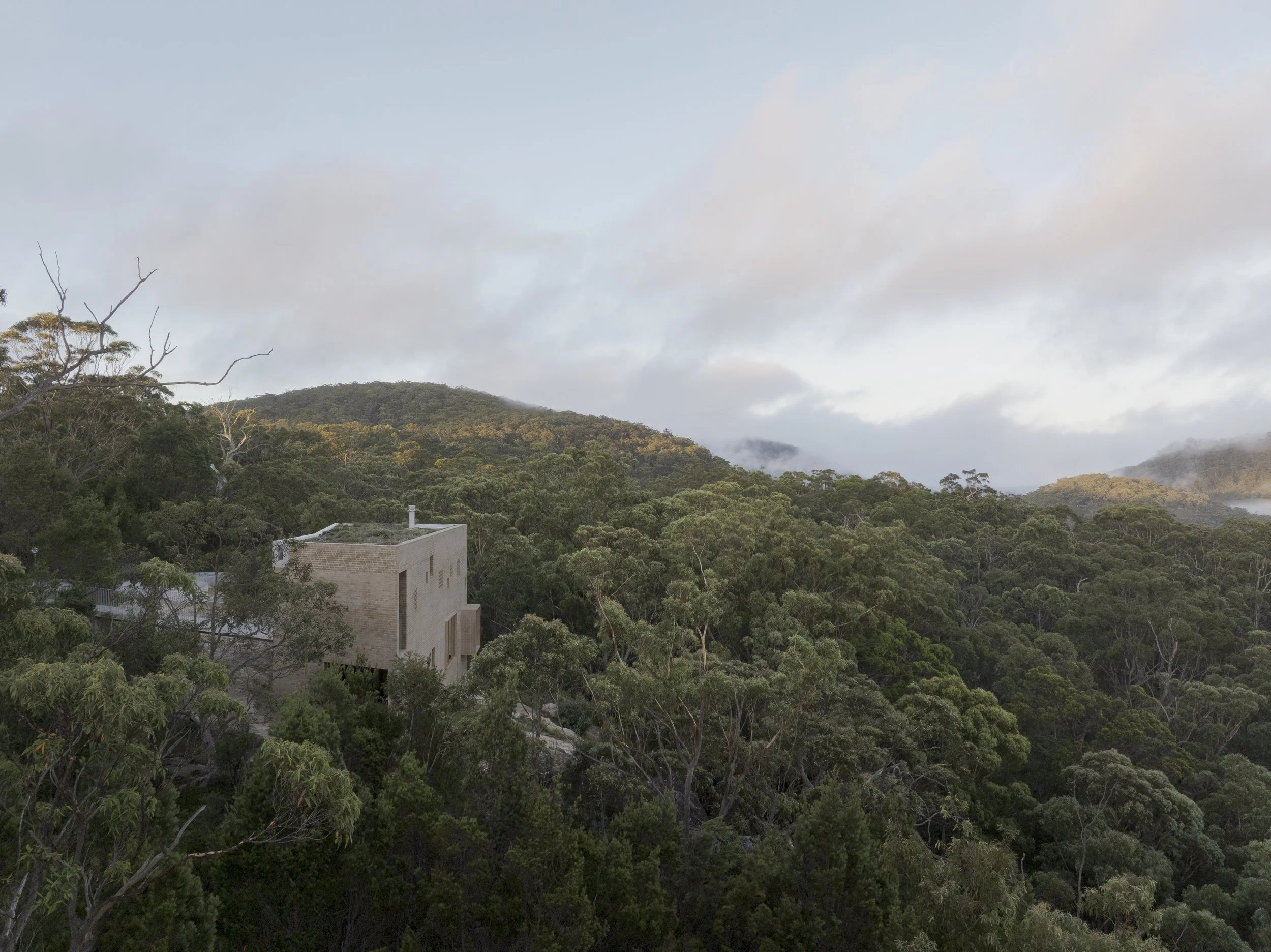 Bokey Grant EA House, Southern highlands near bowral and mittagong is a bushfire flame zone home. On a cliff edge. Architecture