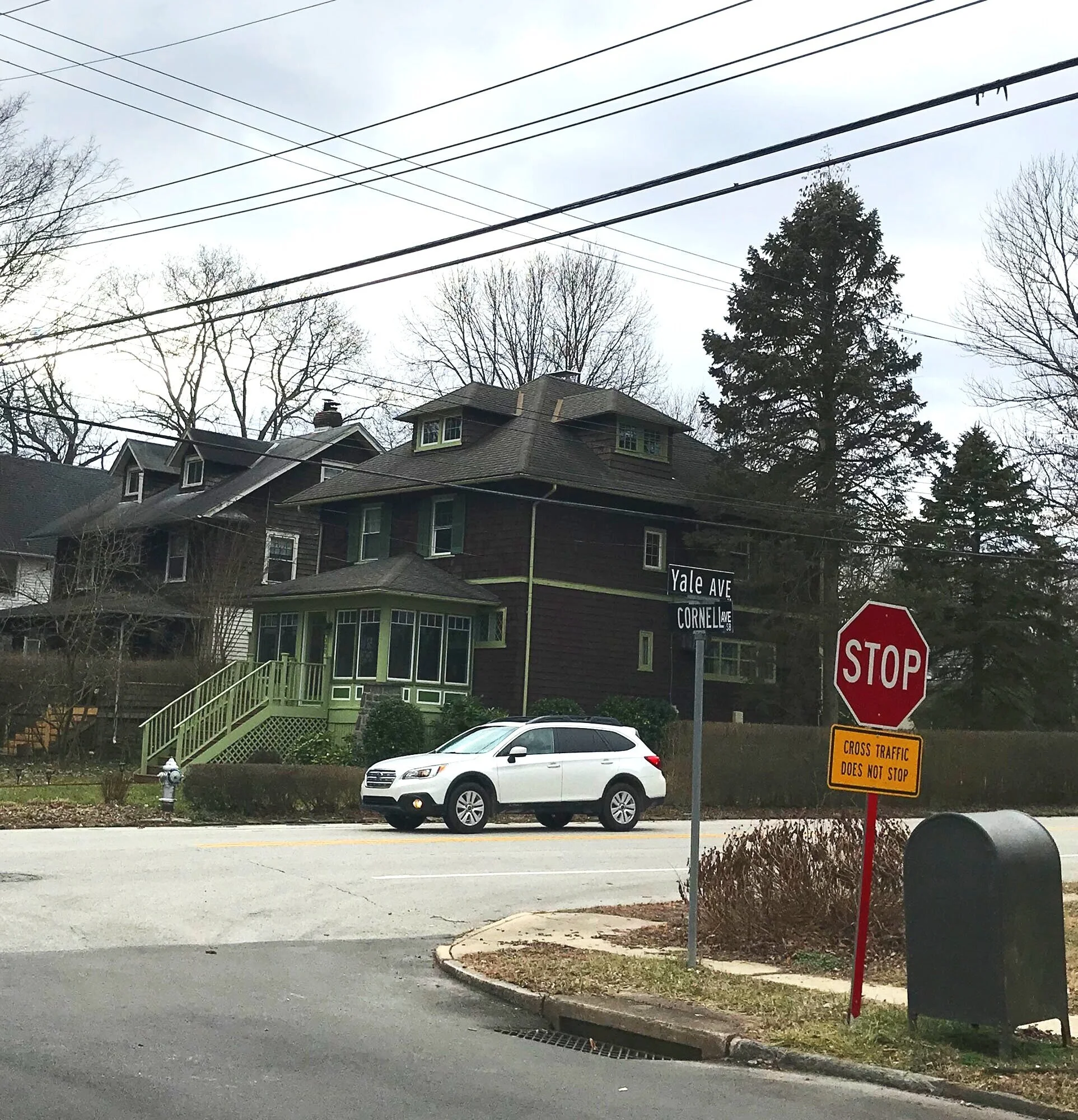 Of neighbors and hedges