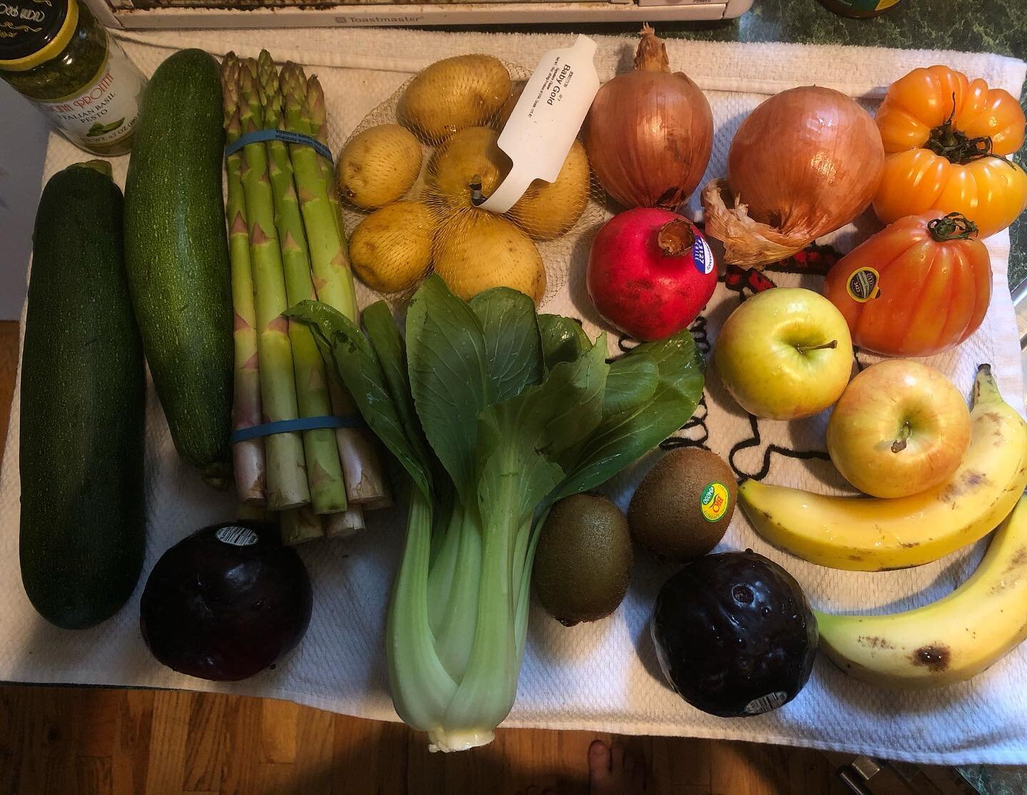 Today&rsquo;s @hungryharvest delivery, unboxed and washed. I don&rsquo;t know how I&rsquo;d be getting through this quarantine without them. Highly recommend signing up for their waiting list!