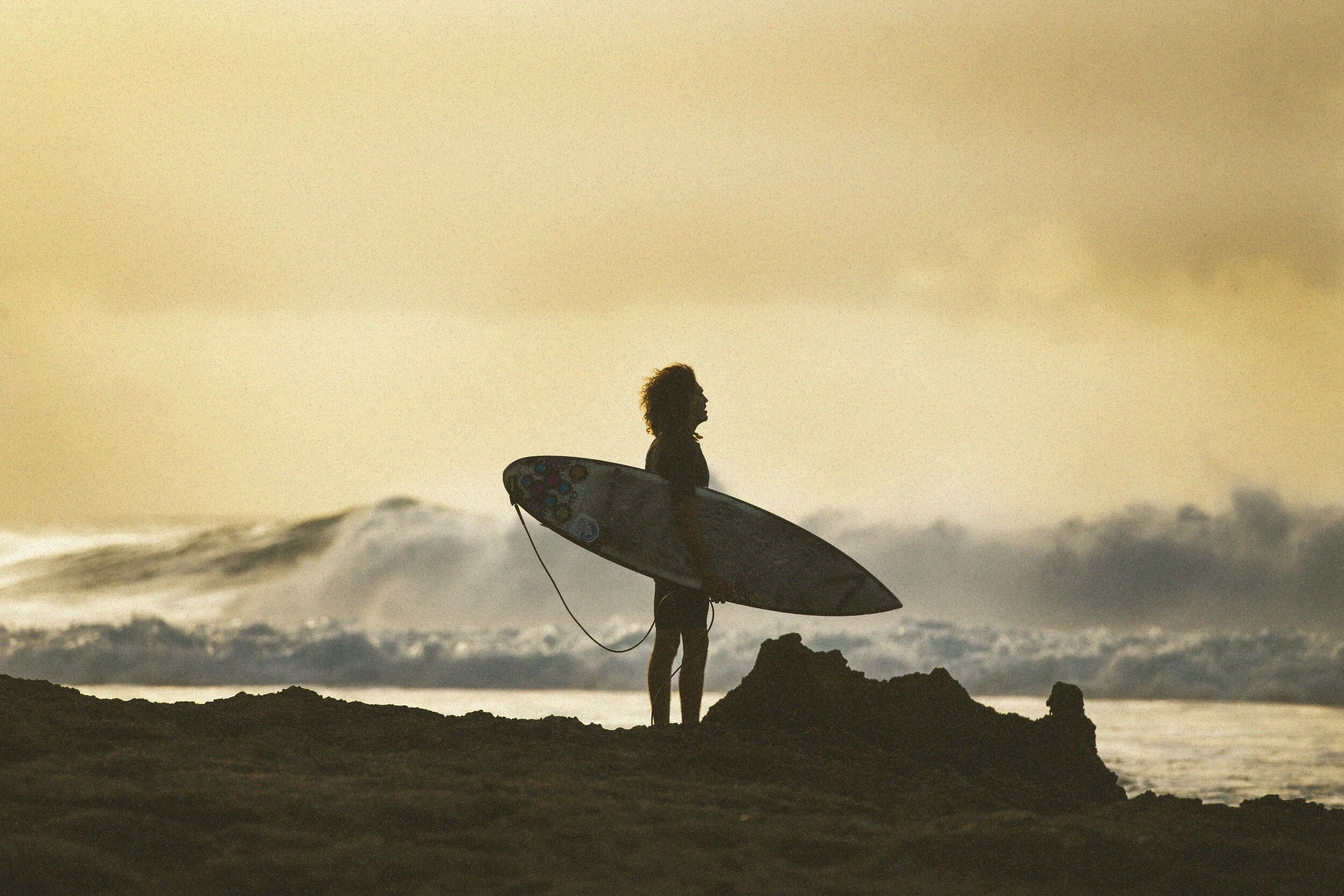 HI2021SURFERROCKYSSILUETASB.jpg