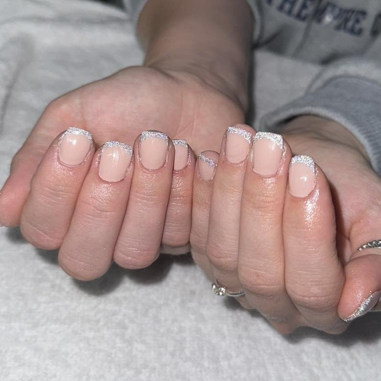 Those summer glitters are coming out 🪩

Sublet French tips perfect for a neutral holiday look☀️

#pedicure #southseanails #manicure #manicurepedicure #acrylicnails #portsmouthacrylics #portsmouthnails #gelnails #southseanailstudio #portsmouthnailsal