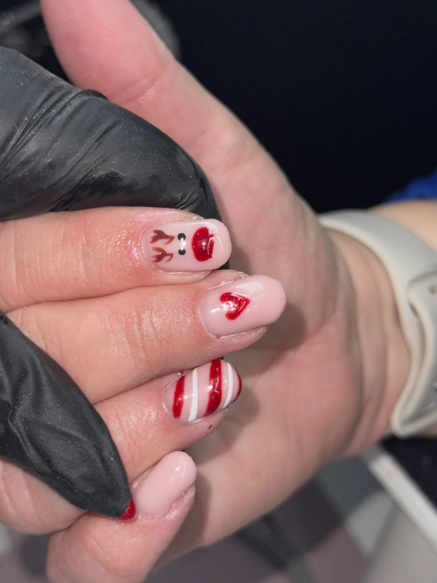 All the reindeer vibes with a little extra sparkle ✨🦌
Rudolph nails are stealing the spotlight this season. ❤️