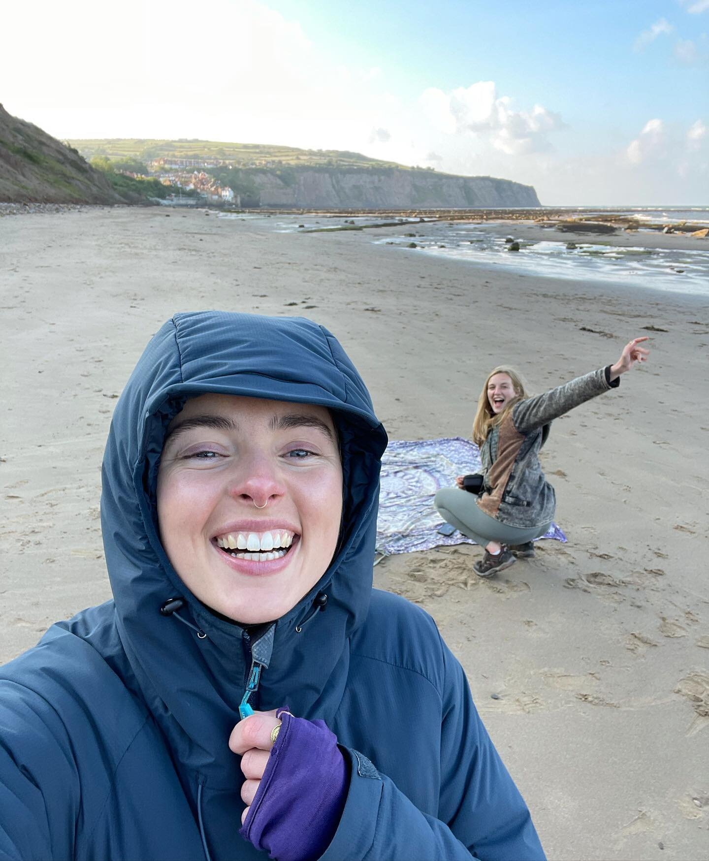 One week ago, me and my thermal waterproof welcoming summer... you know it&rsquo;s heating up when I replace my outdoor gloves with my indoor ones 🔥 

A summer solstice camping trip by the Yorkshire coast with @karma_yogi_kirst ~ soul food 🧡