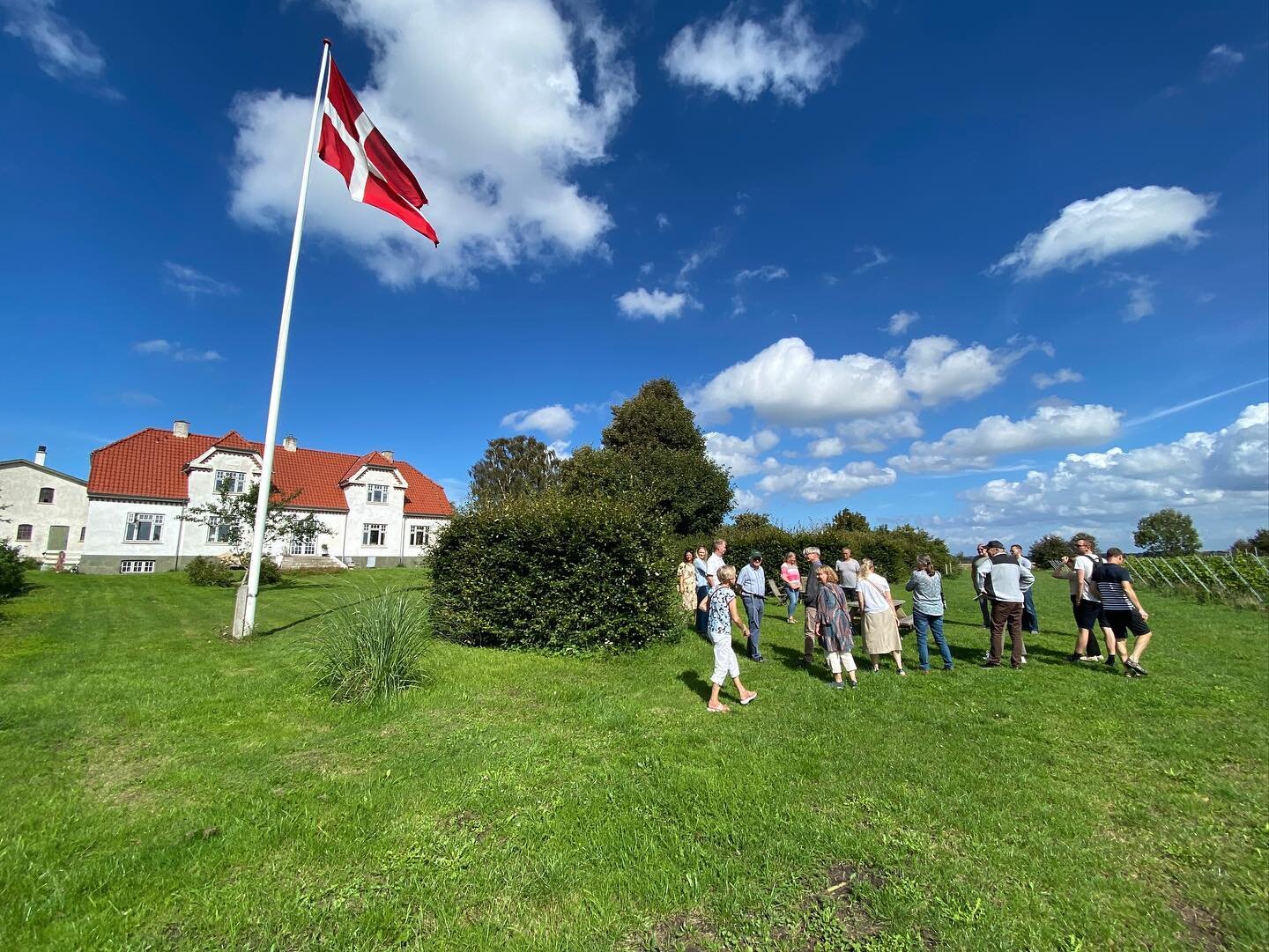 Endnu en sk&oslash;n eftermiddag i selskab med super interesserede og sp&oslash;rgelystne g&aelig;ster p&aring; rundvisning i marken og vineriet. Tusind tak for bes&oslash;get🙏🏻☀️ Vi har &aring;rets sidste rundvisning d. 24/9, s&aring; g&aring; ind