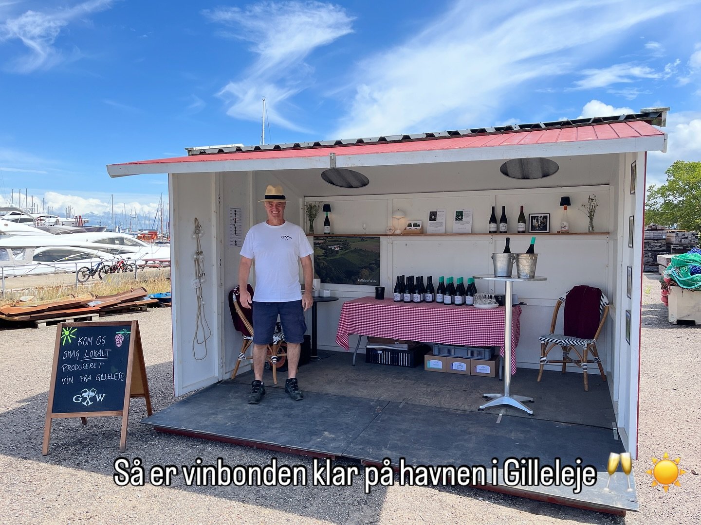 Søren har længe haft en drøm om at stå i et af de røde skure på havnen og sælge “Kattegat” side om side med havet og fiskekutterne🙏🏻 Det bliver så denne sommer at drømmen gå
