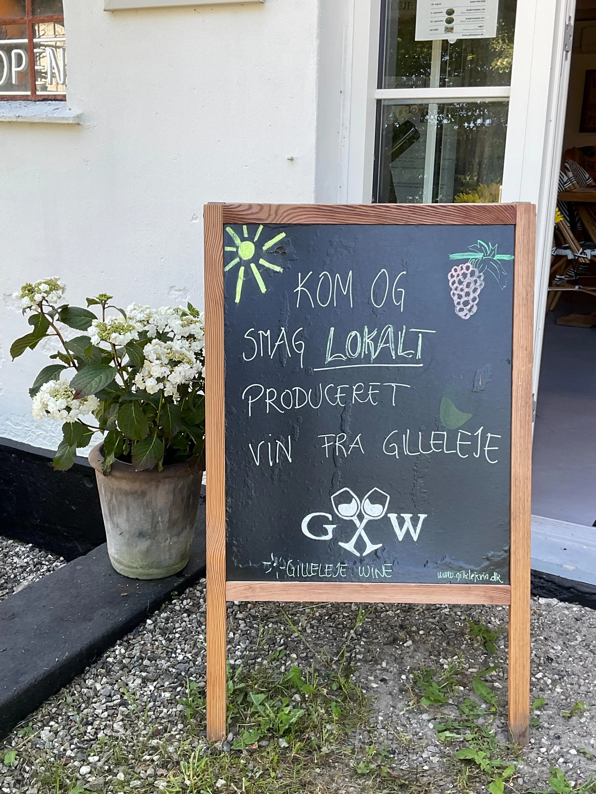 Kig forbi p&aring;Almevej og nyd et koldt glas vin i vinmarken🥂 det er godt for sj&aelig;len🤩