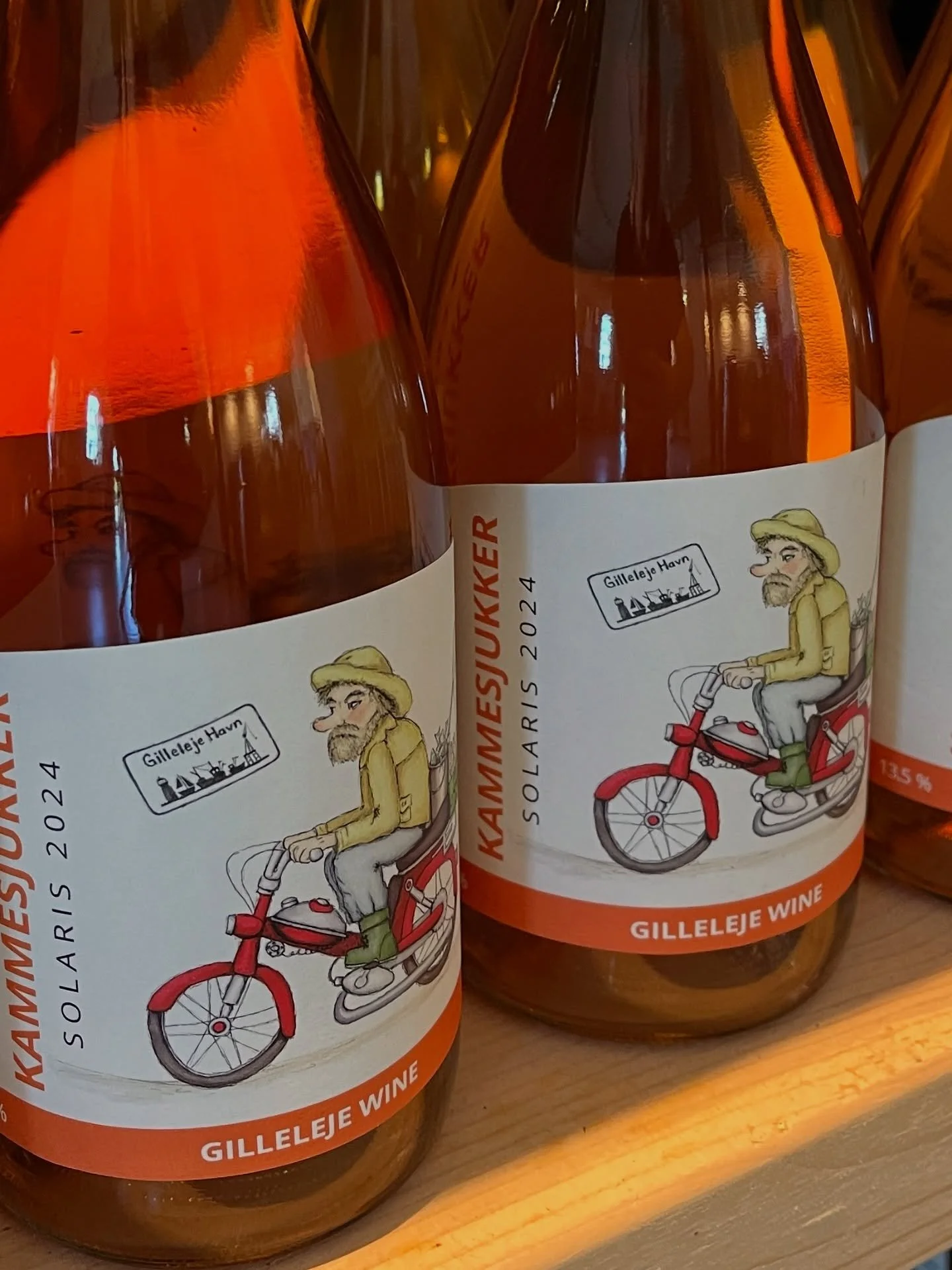 S&aring; er Karlsvognen 2024 og Kammesjukker 2024 kommet p&aring; hylderne⭐️🥂 Kom endelig forbi i weekenden mellem 12-16 og smag dem - de er gode🥂 #gillelejewine #gillelejevin #kammesjukkerp&aring;flaske #karlsvognenp&aring;flaske #ny&aring;rgang #