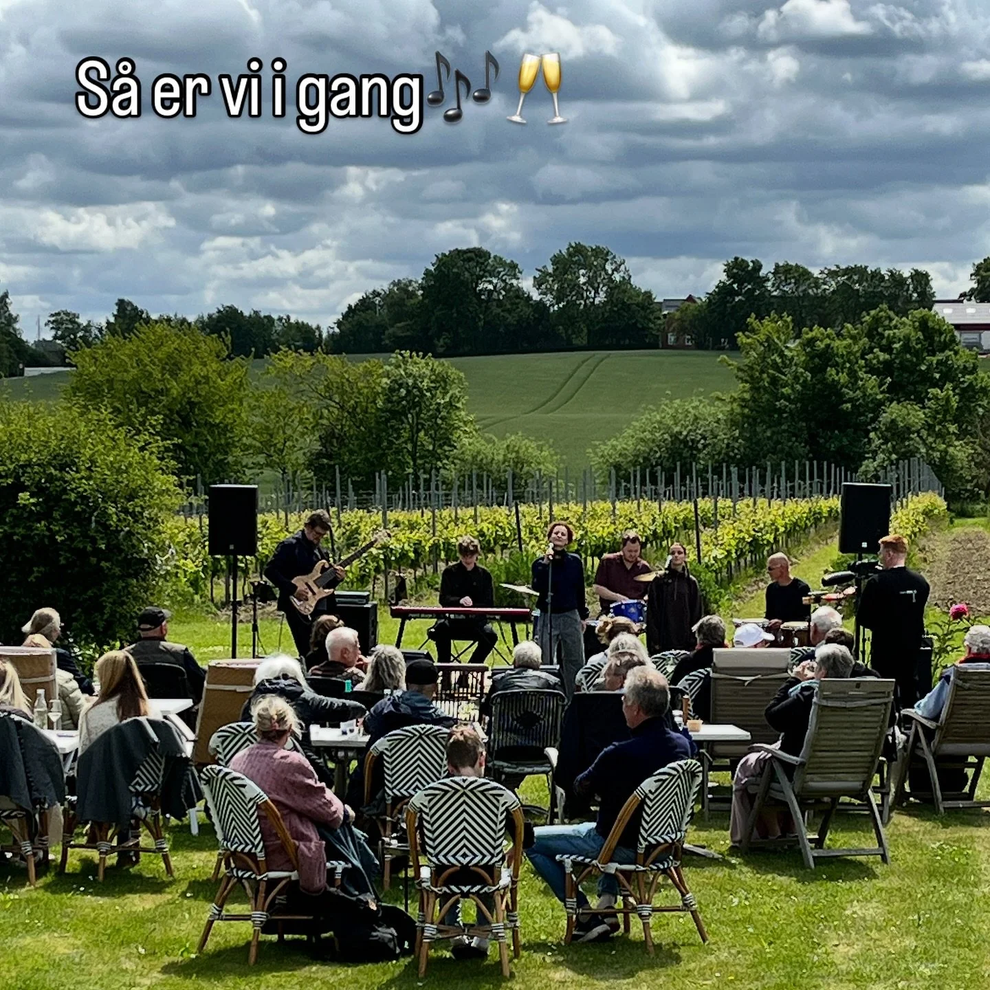 UMA KABONGO i vinmarken🎶🥂 nogen dage lidt bedre end andre - og i dag er en af dem☀️ #gillelejewine #gillelejevin #&oslash;stergaardih&aring;gendrup #kattegatp&aring;flaske #gilleleje #musikivinmarken #umakabongo