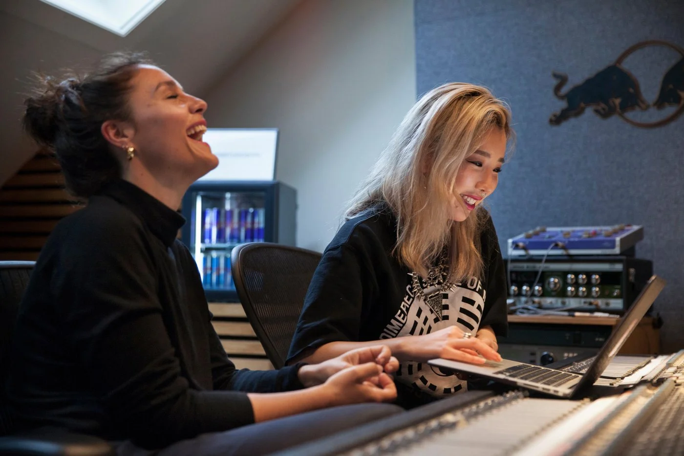 jessie-ware-and-tokimonsta-share-a-joke.jpg