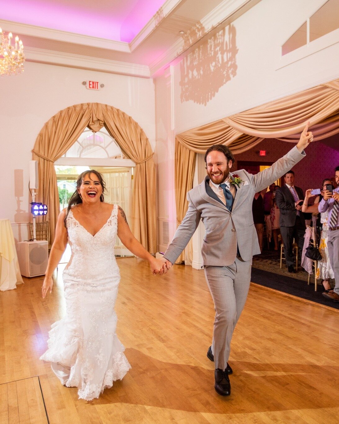 Coming in to spring 2024 like 💕

Couple @ktolyons  @clydelions 
Venue @tomasellowinery
Photos by @styledpinkphotography
Music by @onthebeatfx @djjaymurch @joshuahollandmusic 

#tomasellowinery #tamasellowinerywedding #jerseybride #jerseywedding #wed