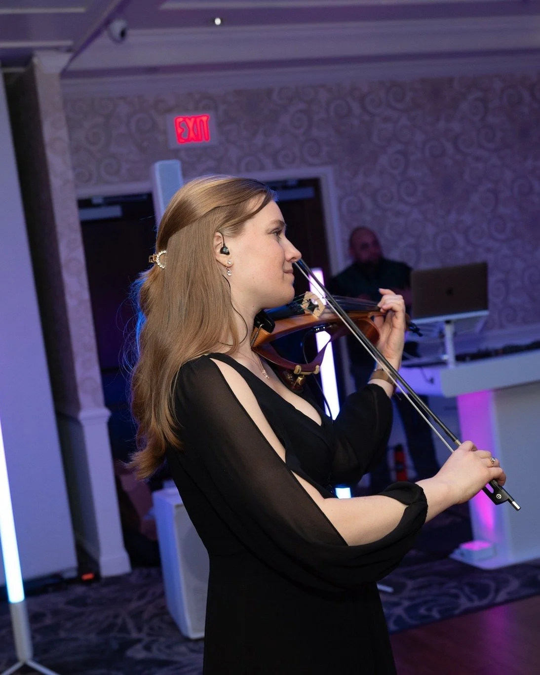 Electric violin + DJ is the ultimate combination for couples looking for something new.

Music @onthebeatfx
Venue @springfieldcountryclub
Photos @photosbyshawnllc

#weddingviolin #weddingmusic #phillybride #phillywedding #springfieldcountryclub #spri