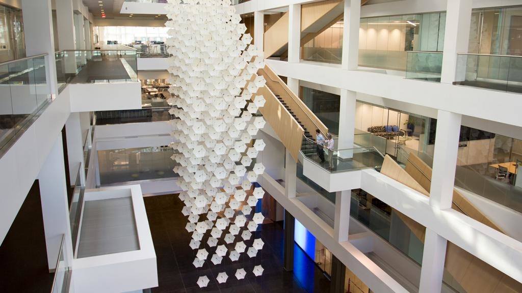 Four hundred kinetic elements form a hanging volume in the sunlit atrium, describing the motions of an invisible flock of birds soaring throughout the space.