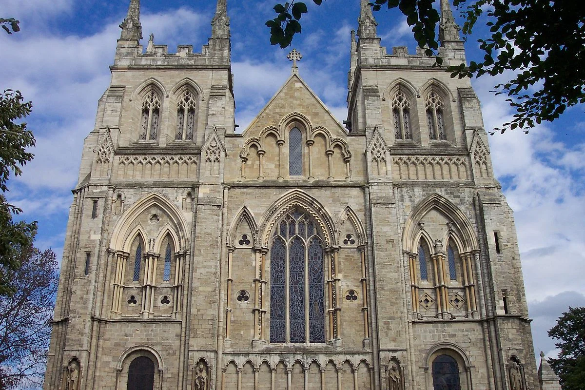 1200px-Selby_abbey.jpg
