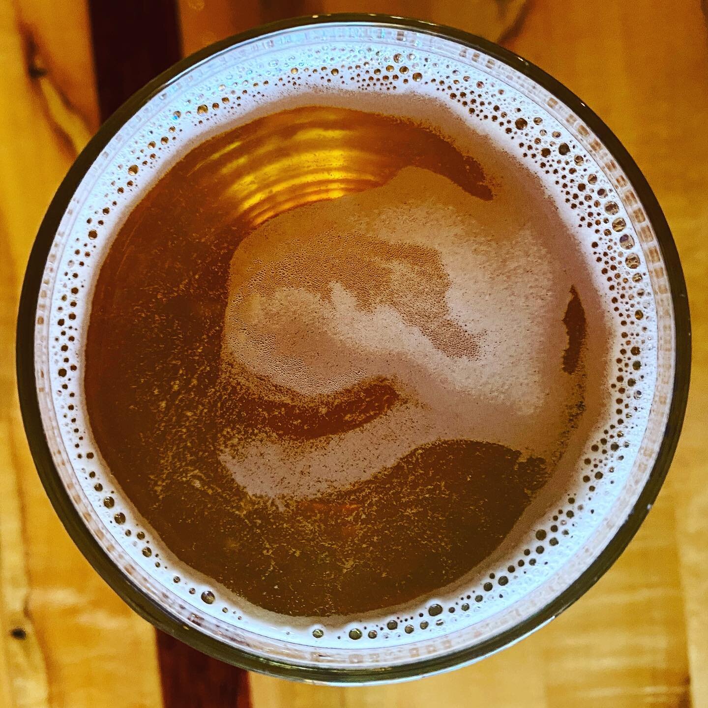 There&rsquo;s a T-Rex sticking its big ol&rsquo; head into my super smooth nitro Blonde Joe vanilla and coffee blonde ale from @manhattanbrewing 🦖🦖 What do you see?? #beerrorschach
.
.
Parksnpints.com
.
.
#KSbeer #drinklocal #blonde #findyourpint #