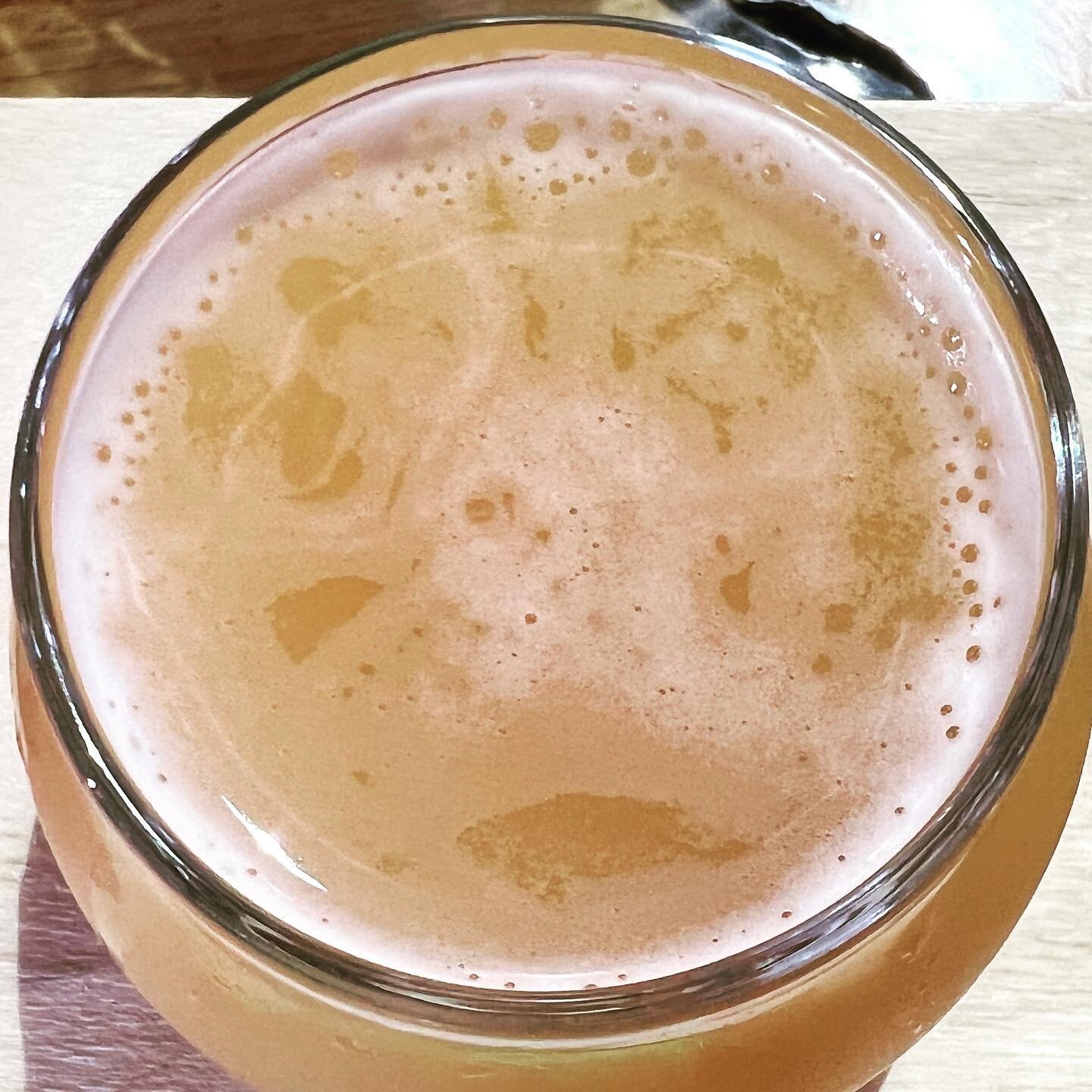 Thee are things happening in this Amor Angela Sour from @drunkenrabbitbrewing &hellip;maybe I see manatee at the bottom? 🏝#beerrorschach
.
.
Parksnpints.com
.
.
#MAbeer #drinklocal #sour #findyourpint #enjowildly #parksnpints