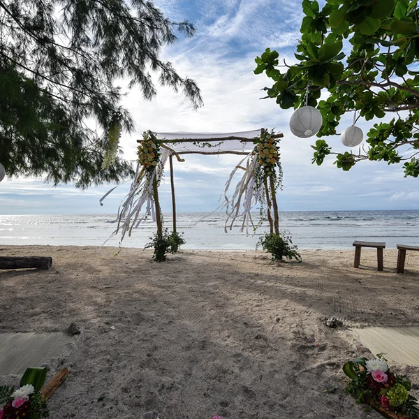 Mariage sur la plage à Bali.