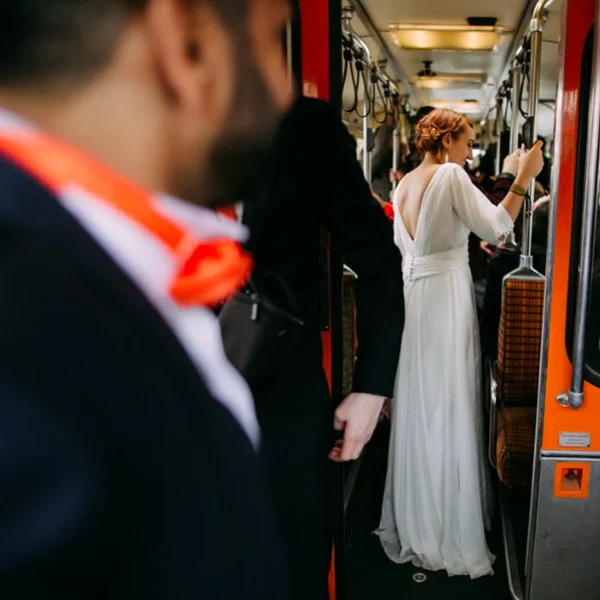 Un bus vintage, ouvert sur l’extérieur, nous déposera au pied de la Tour Eiffel.