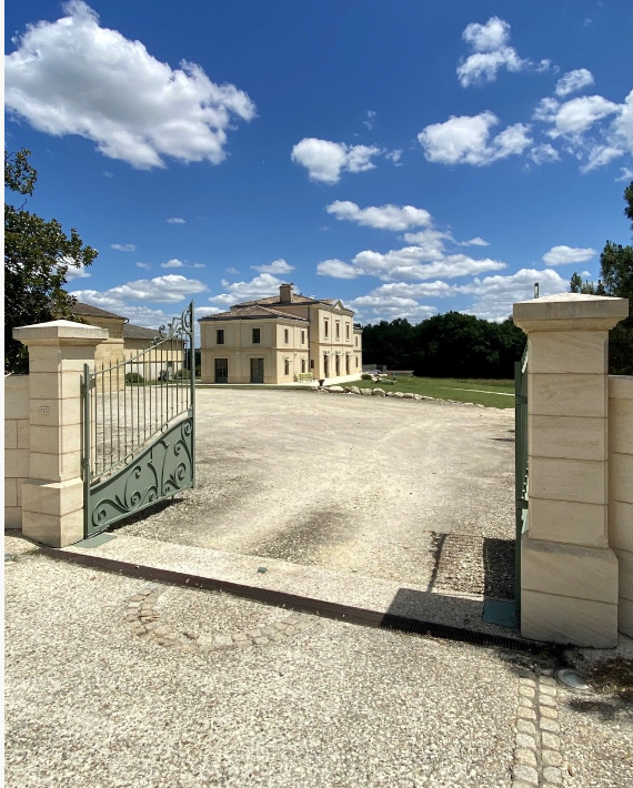 Château la Poste : une merveille nichée au cœur des vignes.
