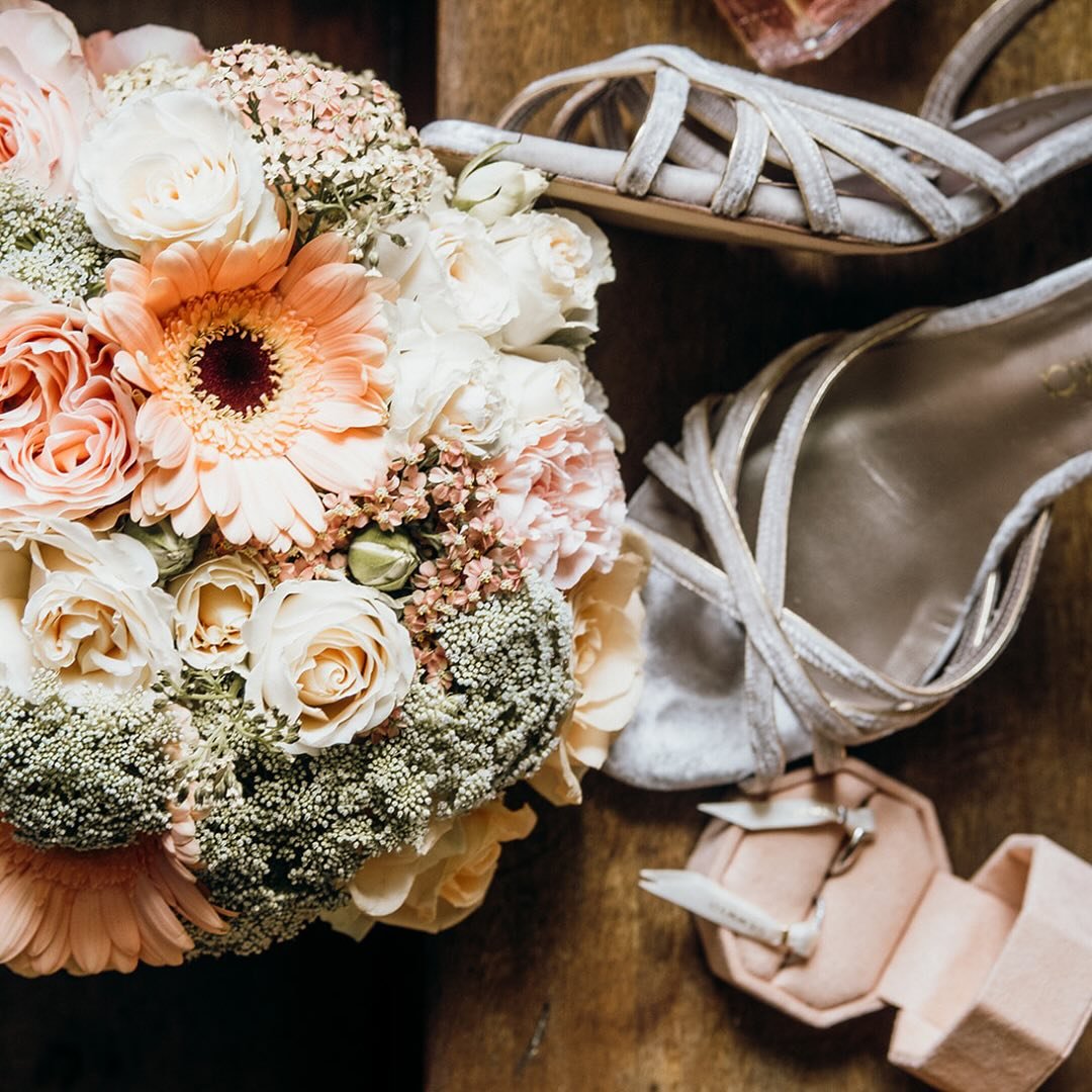 Les petits d&eacute;tails qui illuminent le grand jour : alliances, fleurs, et promesses d&rsquo;&eacute;ternit&eacute;.

@letsruntothesun 

Samia &amp; Roland

#wedding #weddingday #weddingphotography #weddingplanner #julesetmoi