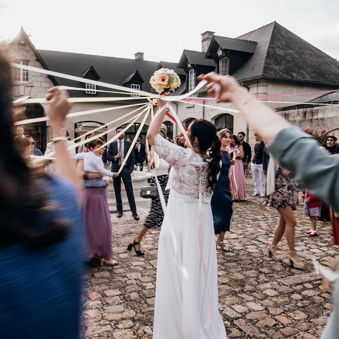 Une version originale du lancer de bouquet ✨ 

Ici, les rubans color&eacute;s dansent autour de la mari&eacute;e : un moment plein de suspense pour d&eacute;couvrir qui attrapera le bouquet ! 🎀

Que pensez-vous de cette jolie alternative ?

📸: @let