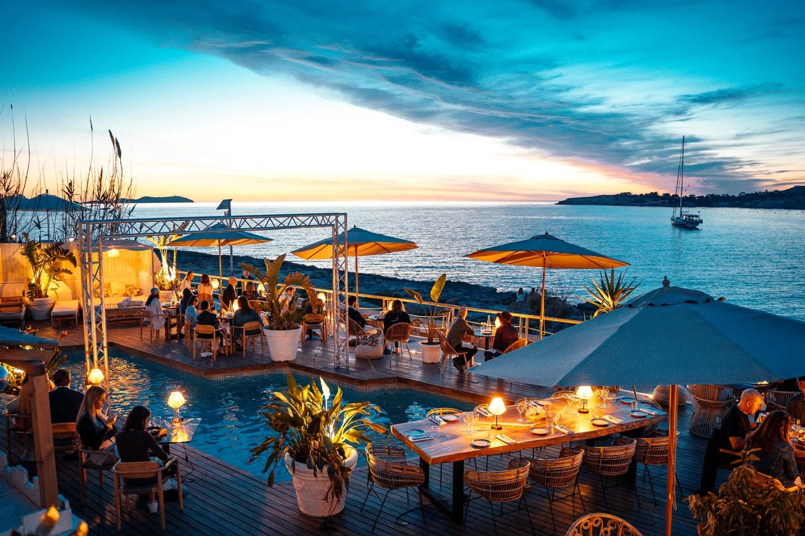 Monkey Ibiza – Un beach bar alliant élégance et authenticité, au cœur de l’île.