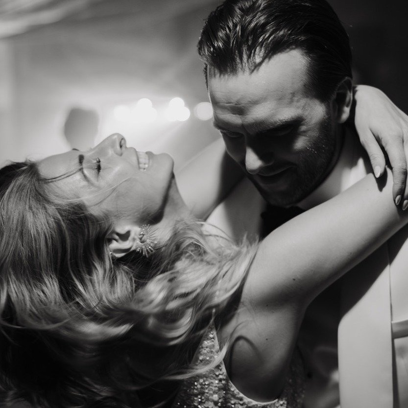 Plongez dans l&rsquo;univers d&rsquo;Albert Pamies, @albertpamies photographe de mariage bas&eacute; en Espagne.
Depuis plus de 15 ans, il immortalise des unions &agrave; travers l&rsquo;Europe, cr&eacute;ant des r&eacute;cits visuels o&ugrave; chaqu