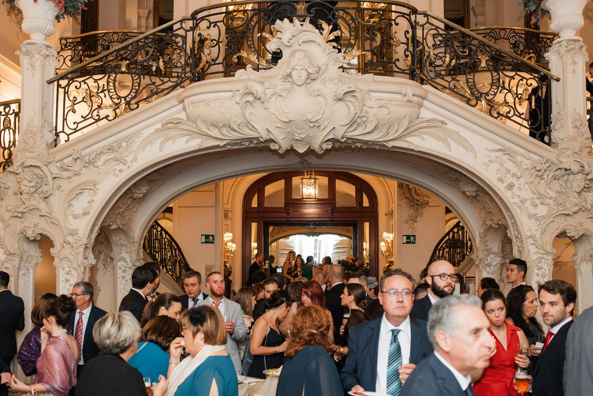 Cérémonie élégante à Madrid : identité castillane et émotion.jpg