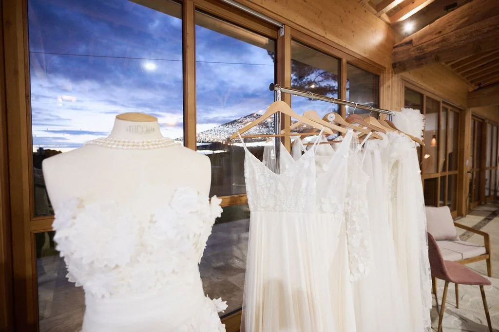 Mise en scène créative avec lumière naturelle et décor élégant