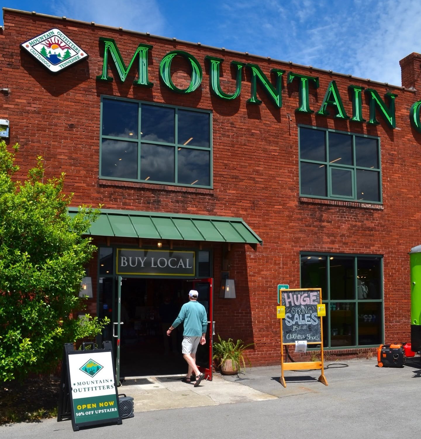 Hey #Chattanooga come out Thursday night at 6:30 ET to @themountainoutfitters cool Southern Saddlery Building location to talk books! I'll have copies of #AWindowtoHeaven and #NaturesMessenger + I'll sign any copies you bring!
