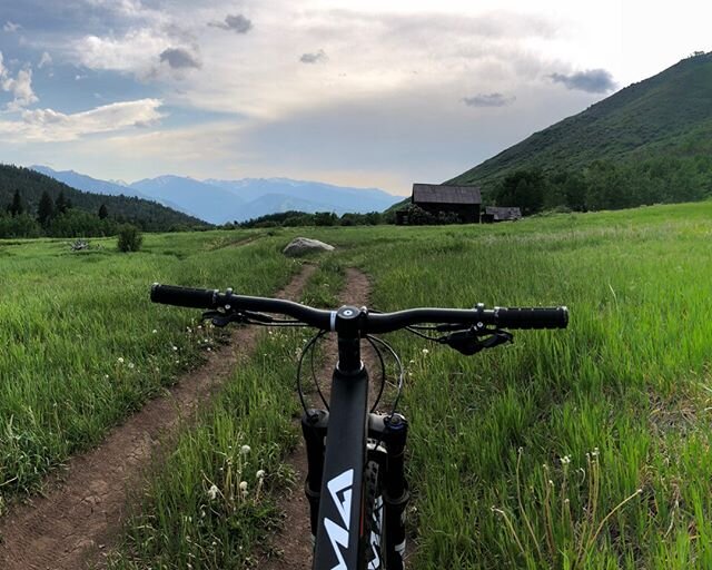 Find enjoyment and peace in the open space that surrounds you. Stay healthy and keep that distance.
.
.
.
#socialdistancing #beresponsible #donttouchanything #getoutside #findyourspace #mtb #mountainbiking #freshair #cimacycles #cimaFB27 #aspenco #hu