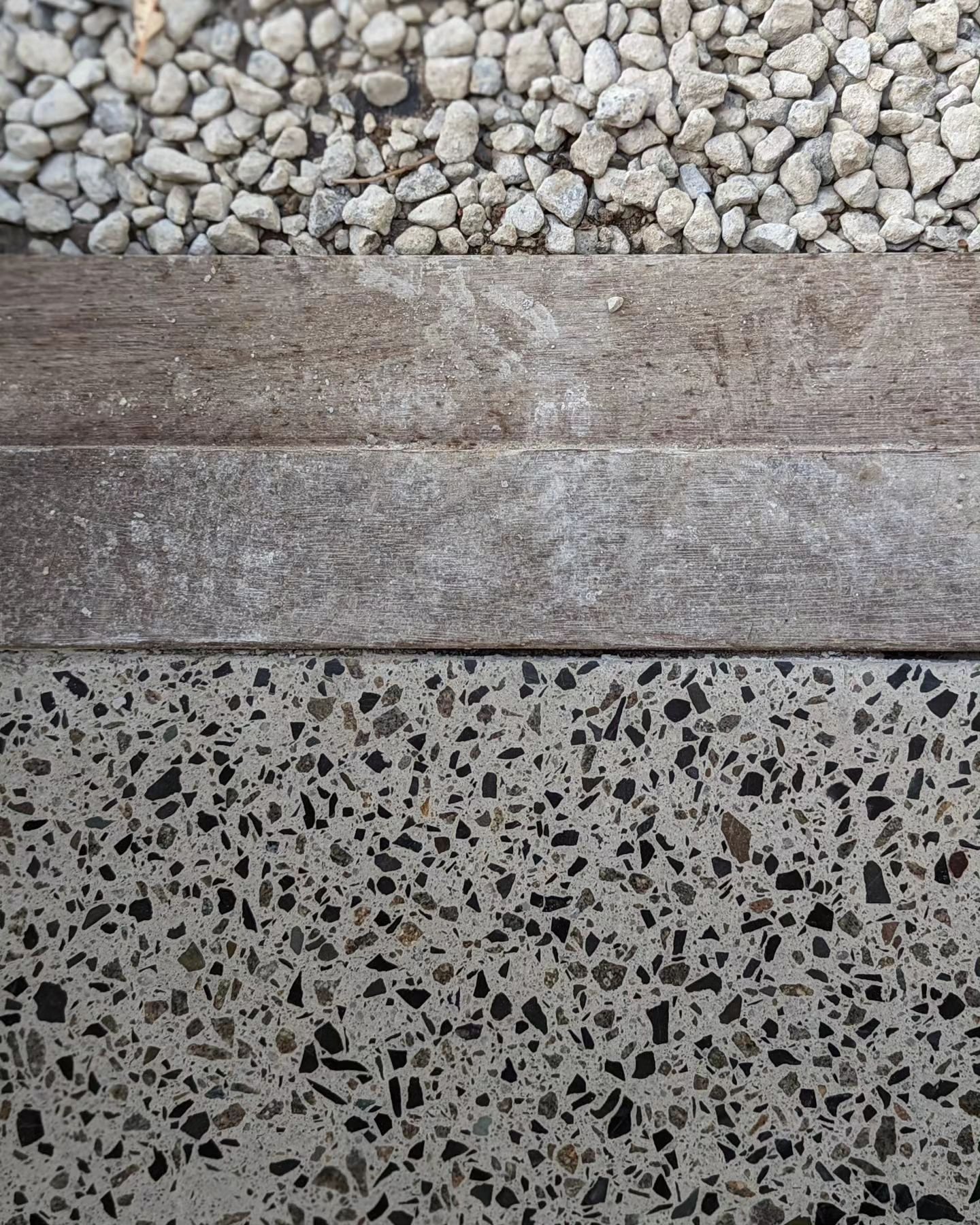 Rock On &amp; Over The Line 🤘💎
Selecting contrasting aggregates to your concrete over the transition from outside to indoors is a subtle way to compliment concretes' unique ability to blend both of its rugged and aggrecultrual aspects with a refine