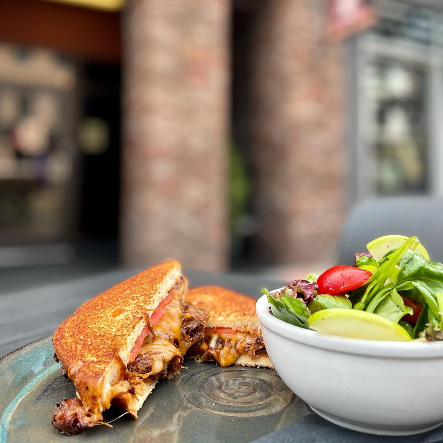 💃🏻SHORT RIB GRILLED CHEESE✨ Our lunch feature for today made by our beloved kitchen artist Nadia! 🧑&zwj;🍳 Served with a low calorie Green Apple Summer Salad #gypsytearoom #newfoundland