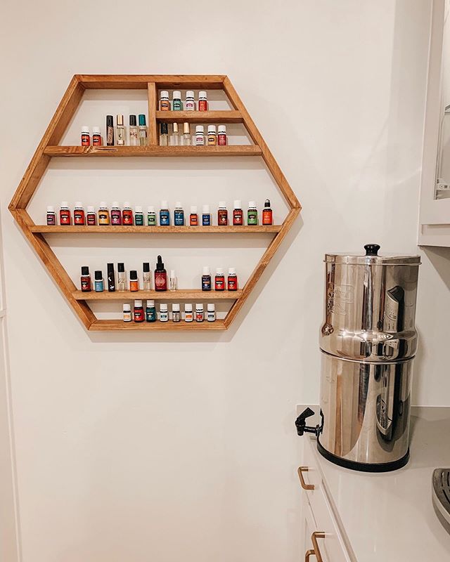 the key to oils is consistency! Keep them out where you can SEE them, so you&rsquo;ll use them daily. It helps to have cute shelves or holders / baskets 😍 this one is from my friend @leslykepler !! Where&rsquo;s your favorite shop for oil holders?